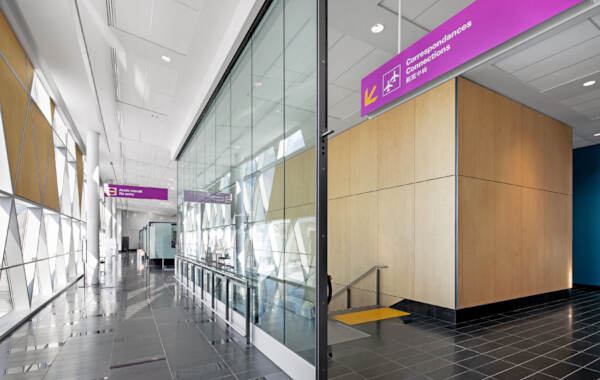 Centre de correspondance pour les passagers en transit à l’aéroport Montréal-Trudeau